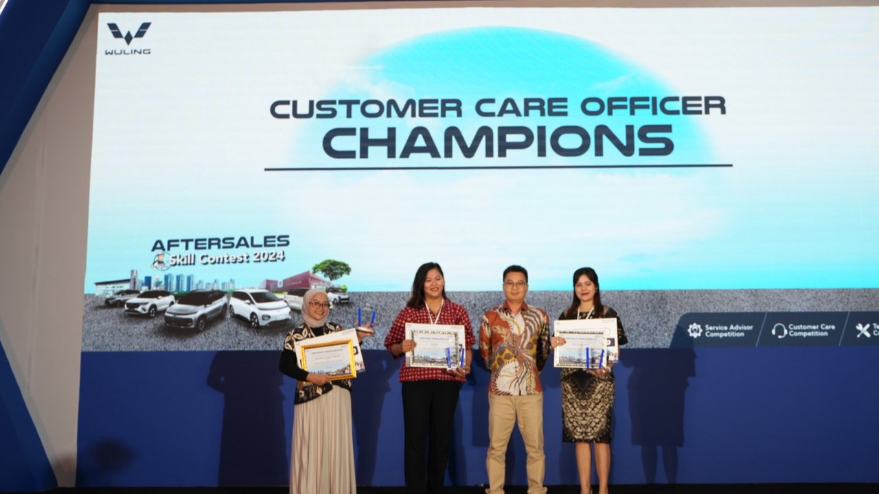 Pengunjung GJAW 2024 memadati booth Wuling Motors di Hall 10, ICE BSD City, Tangerang, Banten. (Liputan6.com/Septian Pamungkas)