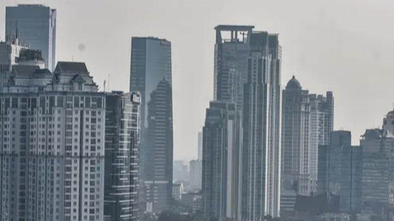 Suasana gedung perkantoran di Jakarta, Sabtu (17/10/2020). International Monetary Fund (IMF) memangkas proyeksi pertumbuhan ekonomi Indonesia 2020 menjadi minus 1,5 persen pada Oktober, lebih