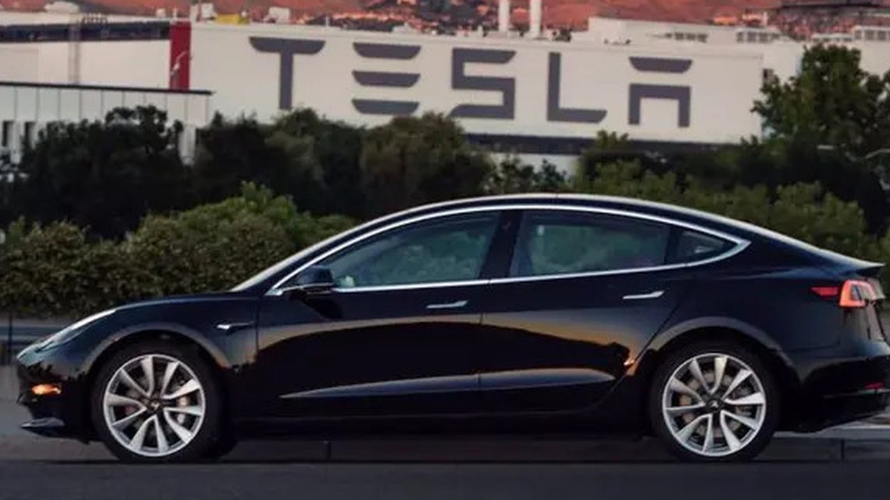 Tesla Model 3, mobil listrik ketiga Tesla siap dikirim ke konsumen. (Carscoops)