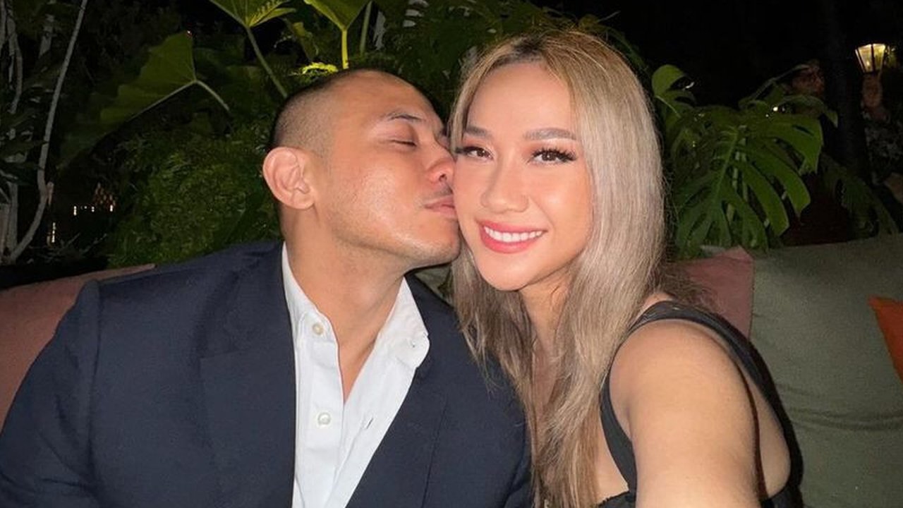 Selalu mesra, BCL dan Tiko memang masih seperti remaja yang tengah dimabuk asmara. Kedua juga begitu serasi. Tiko sendiri kerap menemani BCL bekerja.