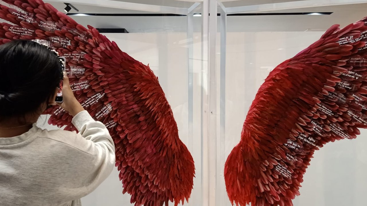 Instalasi berjudul Red Wings karya seniman lokal Ika Vantiani yang menggambarkan menstruasi tanda kedewasaan perempuan. (dok. Liputan6.com/Dinny Mutiah)