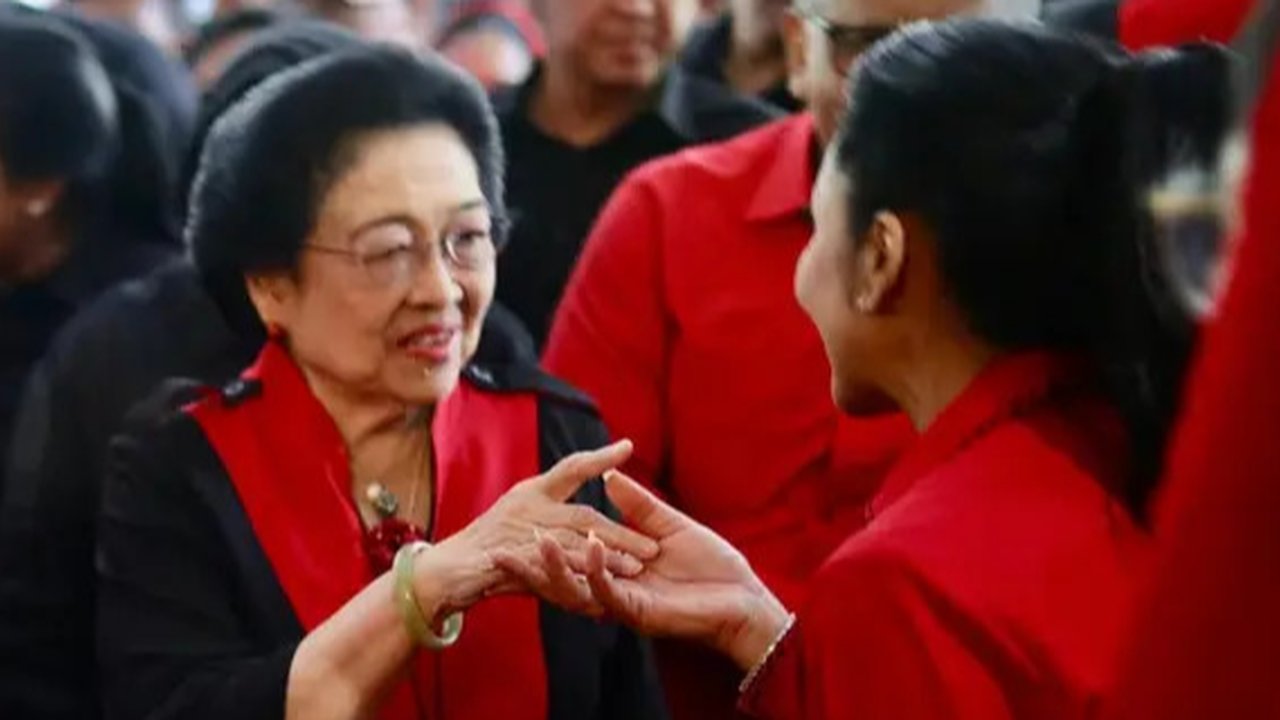 Momen langka terjadi ketika Krisdayanti bertemu Megawati Soekarnoputri dalam konsolidasi dan penguatan internal PDIP di Surabaya, Selasa (12/11/2024). (Foto: Dok. Instagram @krisdayantilem