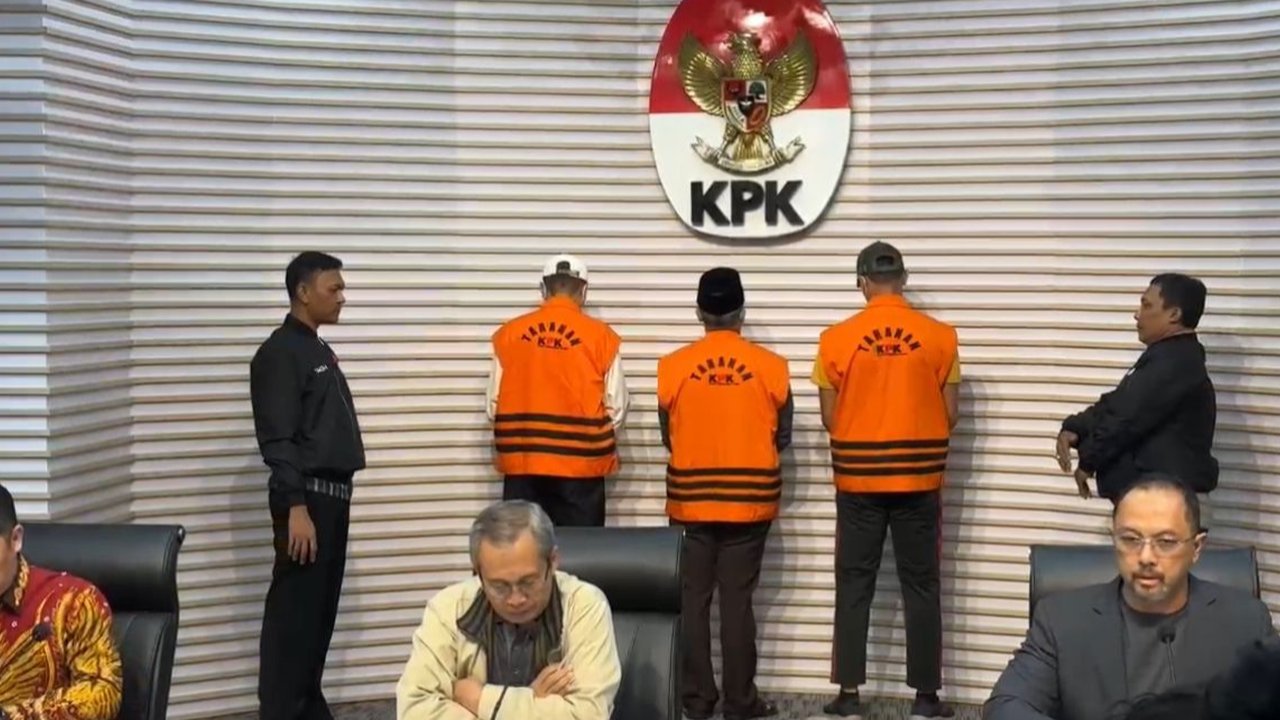 Dengan pengawalan petugas kepolisian dan KPK, Gubernur Bengkulu Rohidin Mersyah langsung dibawa ke lantai untuk menjalani pemeriksaan lebih lanjut. (Liputan6.com/Angga Yuniar)