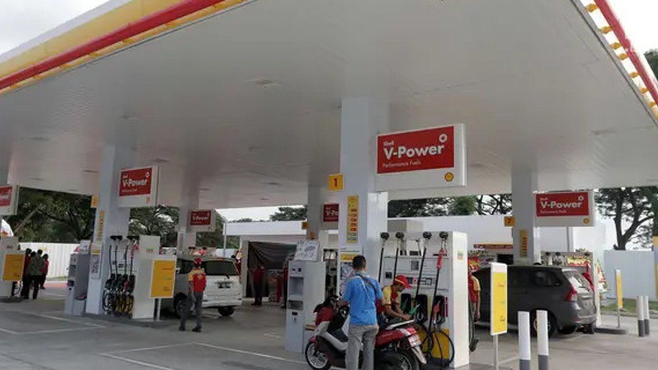 Suasana SPBU Shell yang berada di kawasan bisnis Soewarna, Bandara Soetta, Tangerang, Banten, Kamis (19/4). Shell menambah SPBU di kawasan Bandara Soetta untuk memenuhi kebutuhan bahan bakar