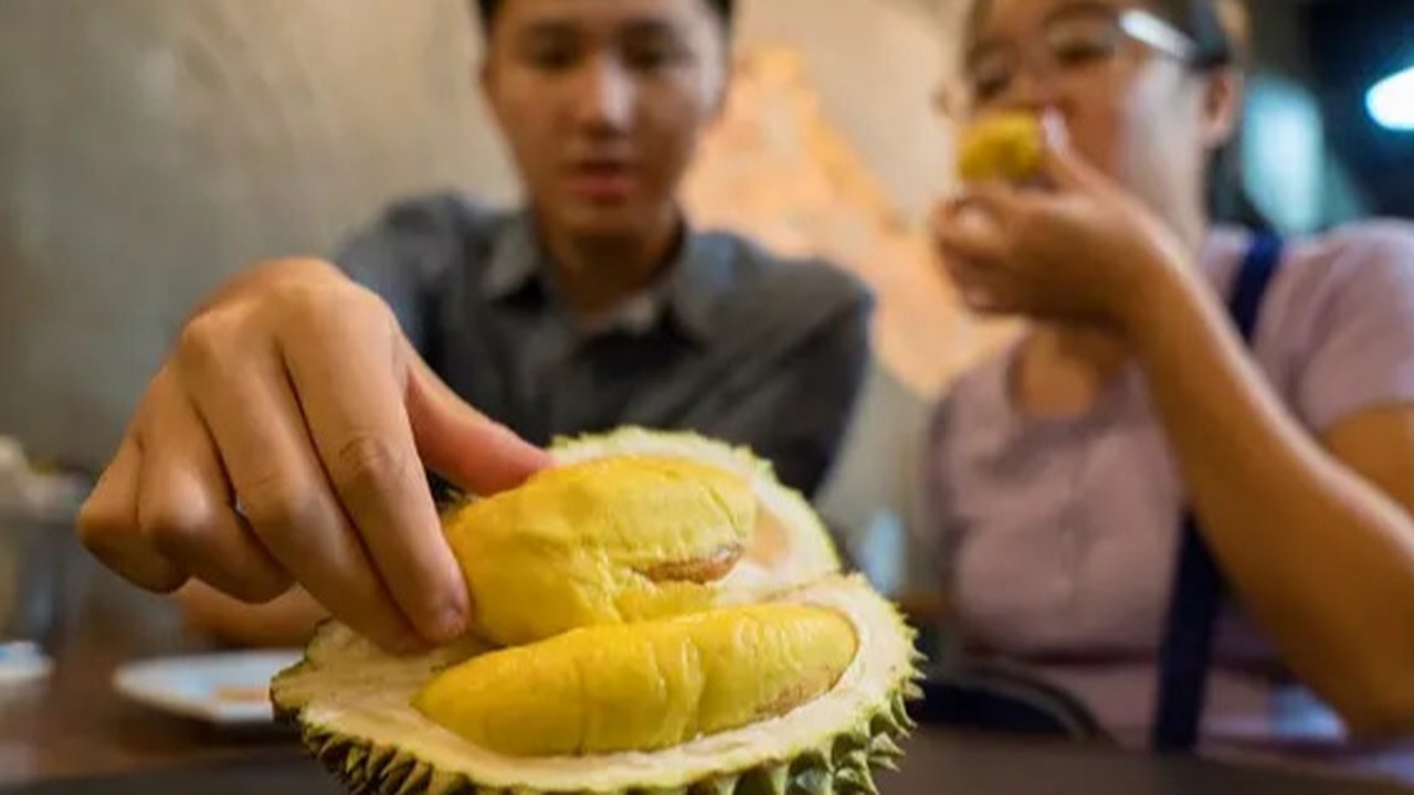 Buah durian terlihat di kafe Mao Shan Wang di Singapura (26/1). Restoran yang menyediakan beragam aneka rasa durian ini telah menarik banyak pengunjung untuk datang mencicipi buah durian d