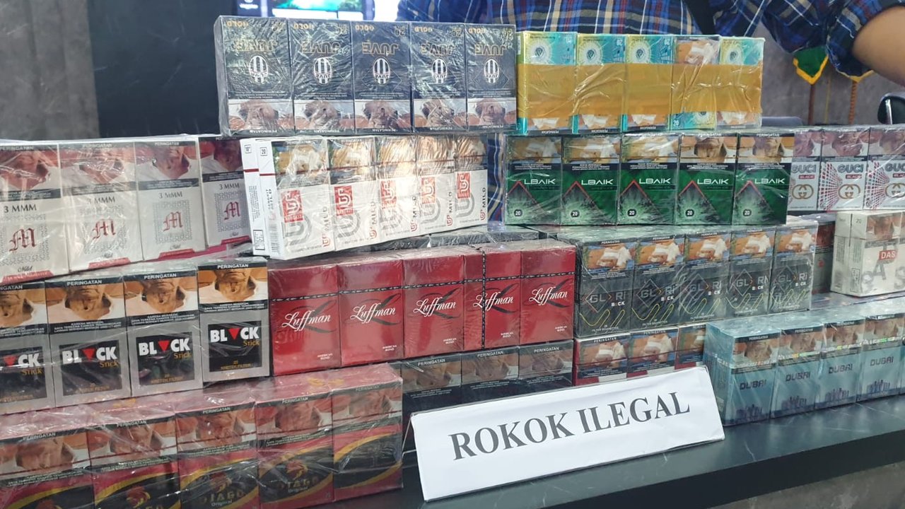 Tumpukan rokok ilegal alias tanpa cukai dalam rilis kasus pengungkapan rokok ilegal di Kejari Garut, Jumat (4/8/2023). (Liputan6.com/Jayadi Supriadin)