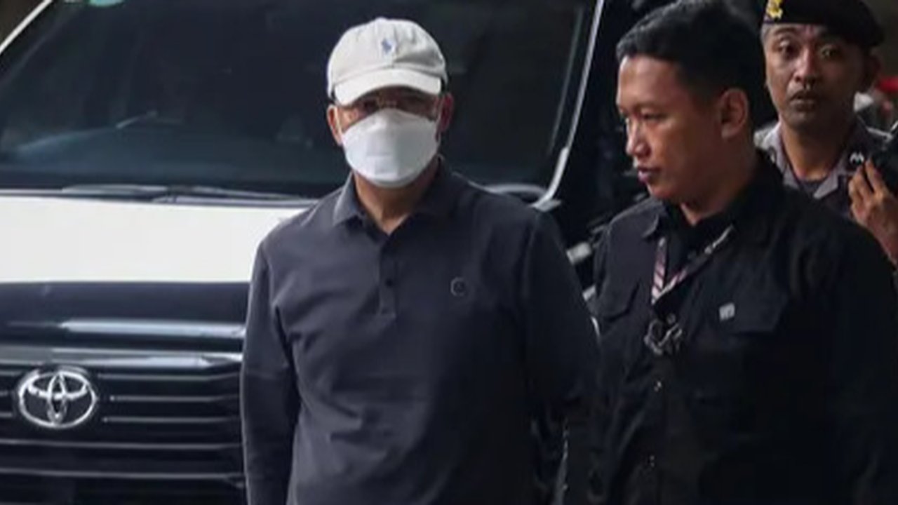 Gubernur Bengkulu, Rohidin Mersyah (kiri mengenakan masker) saat tiba di Gedung Merah Putih Komisi Pemberantasan Korupsi (KPK), Jakarta, Minggu (24/11/2024). (Liputan6.com/Angga Yuniar)