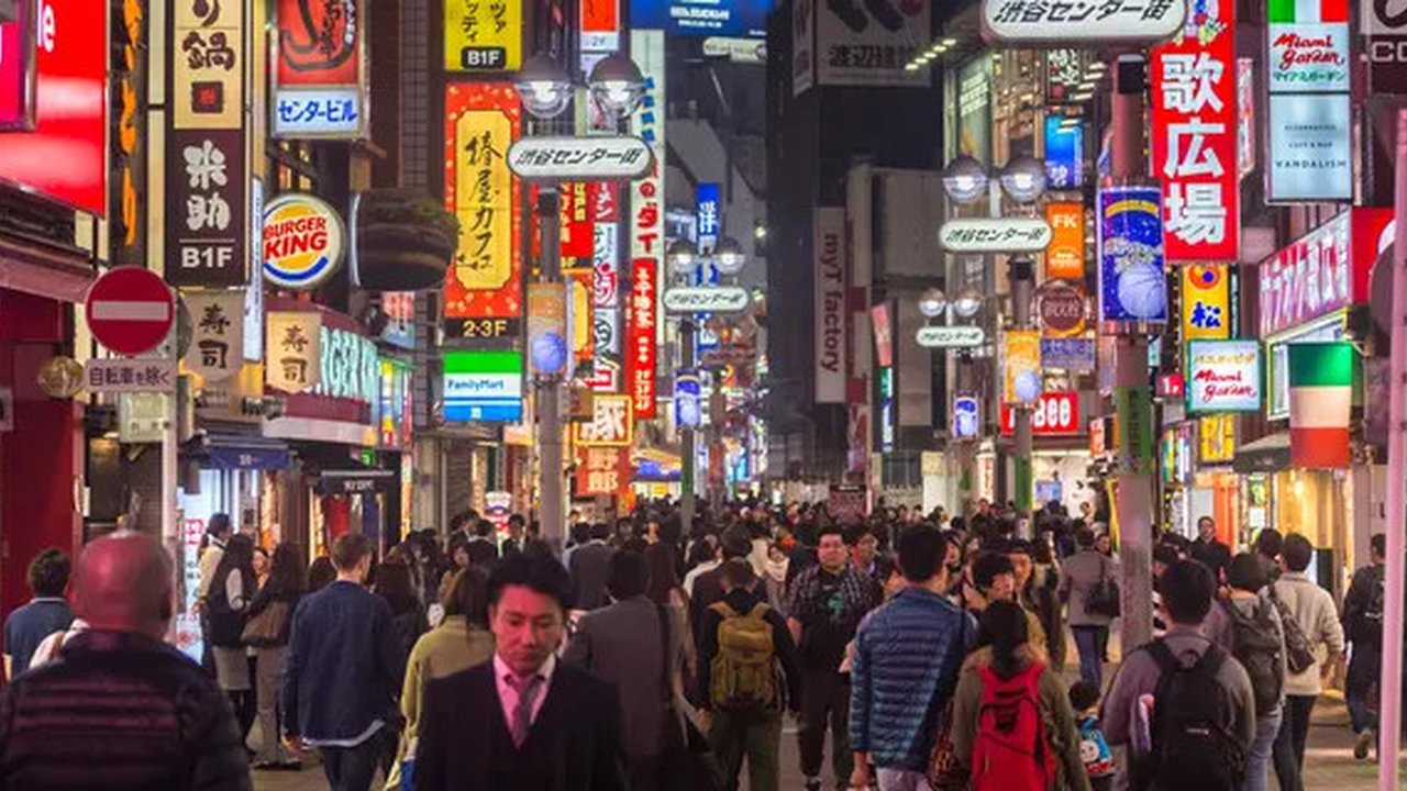 Orang-orang yang memakai masker berjalan di sekitar persimpangan Shibuya Tokyo, Jepang, Senin (29/11/2021). Penutupan pintu untuk warga negara asing ke Jepang hanya  bersifat sementara hingga