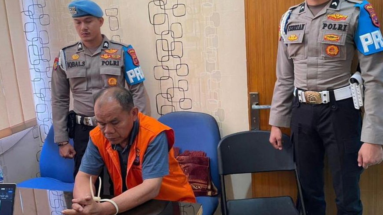 Setelah menembak rekannya hingga tewas, AKP Dadang Iskandar menembaki rumah dinas Kapolres Solok Selatan. Penembakan ini diduga terkait penindakan tambang ilegal. Bagaimana kronologi dan apa motif penembakan tersebut?