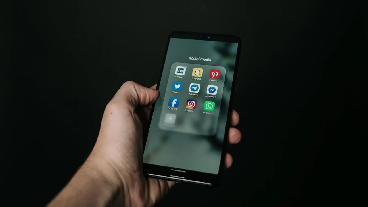 WhatsApp Uji Coba Fitur Mention Nama Grup di Status