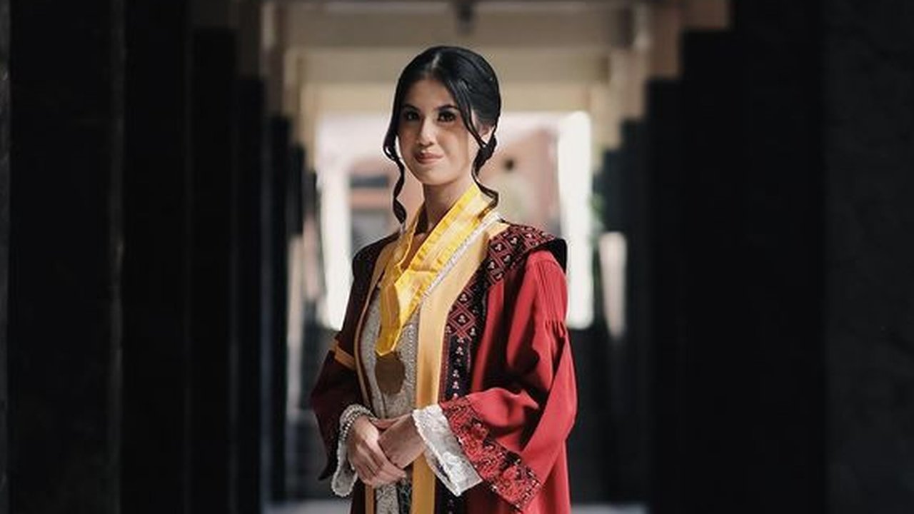 8 Potret Anak Ariyo Wahab Wisuda Tampil Cantik Berkebaya, Berhasil Wujudkan Mimpi Orang Tua