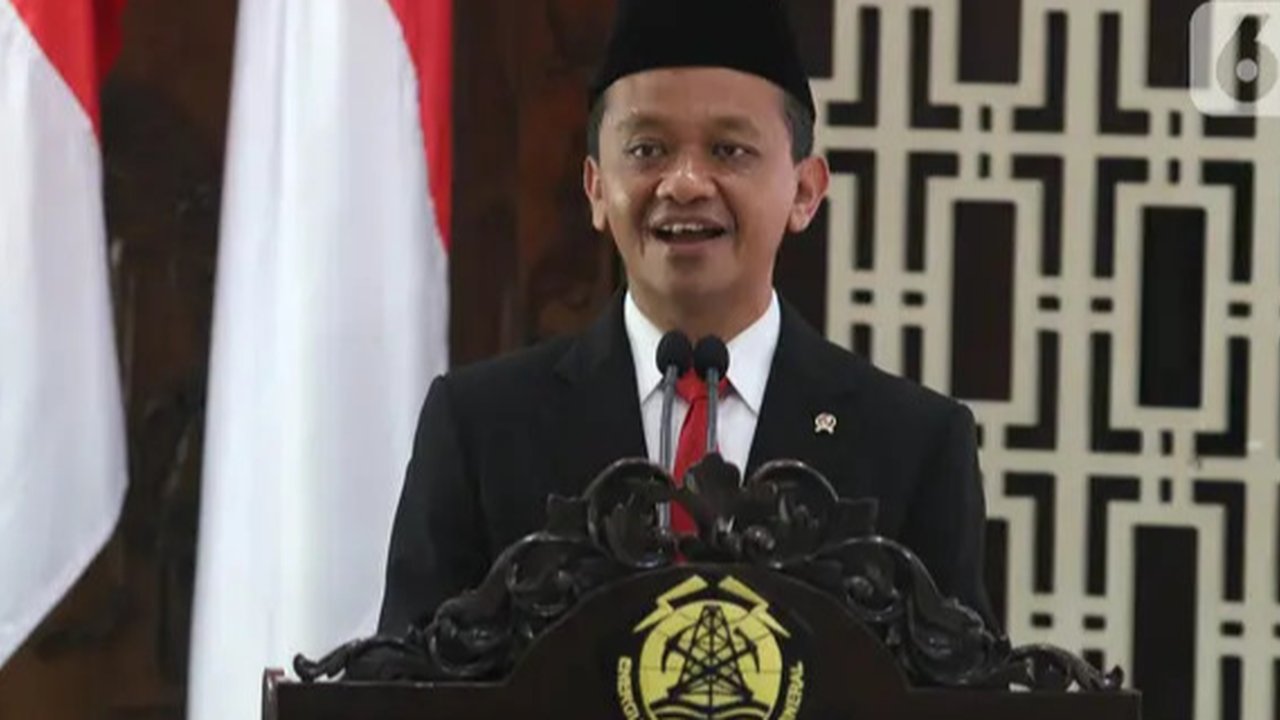 Menteri ESDM Bahlil Lahadalia meraih gelar S3 Doktor Bidang Kajian Stratejik dan Global dari Universitas Indonesia (UI). (Maulandy/Liputan6.com)