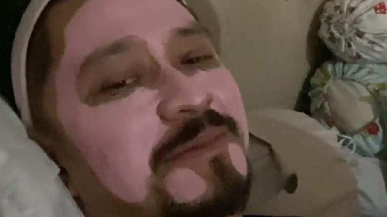 Ferry Maryadi Dipakaikan Masker - Perawatan ala Salon oleh Harleyava Princi, Muka Terlihat Pasrah