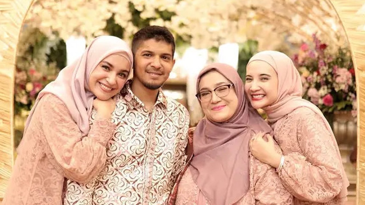 Potret Zaskia dan Shireen Sungkar kondanganbareng, kompak dengan keluarga besar. (sumber: Instagram/shireensungkar)