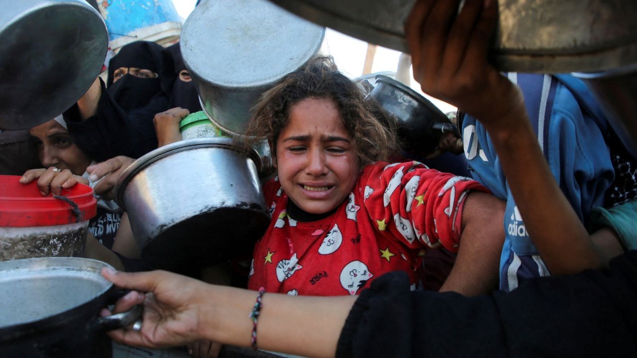 Anak-anak kelaparan Jalur Gaza mengantre makanan.