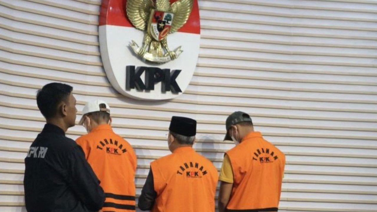 Penyidik Komisi Komisi Pemberantasan Korupsi (KPK) mengatakan Gubernur Bengkulu Rohidin Mersyah (RM) diduga melakukan pemerasan terhadap anak buahnya dan ...