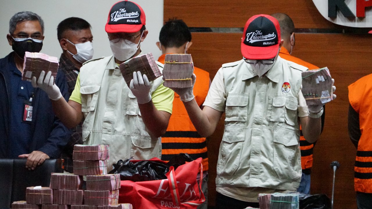 KPK menunjukkan barang bukti tumpukan uang dalam OTT terhadap Bupati Musi Banyuasin Dodi Reza Alex Noerdin. Dalam kasus ini, KPK telah menetapkan 4 orang sebagai tersangka suap proyek di Kabupaten Musi Banyuasin. (Foto: Humas KPK)