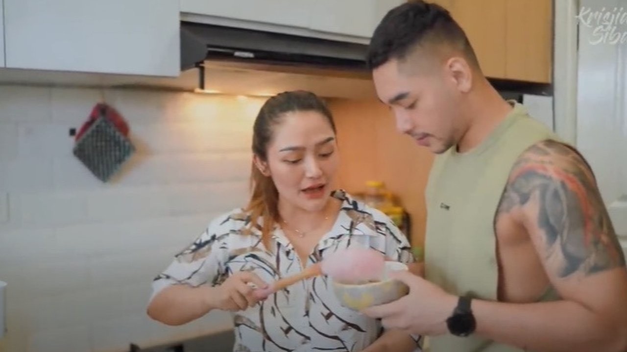8 Potret Dapur Siti Badriah yang Jarang Tersorot, Konsep Open Space - Nuansa Hangat Sentuhan Kayu