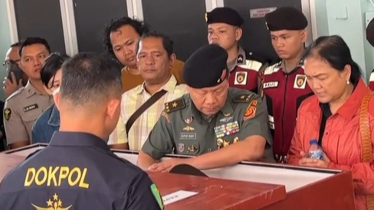 Momen Haru Brigjen TNI Elphis Termenung di Samping Peti Jenazah AKP Ryanto Ulil