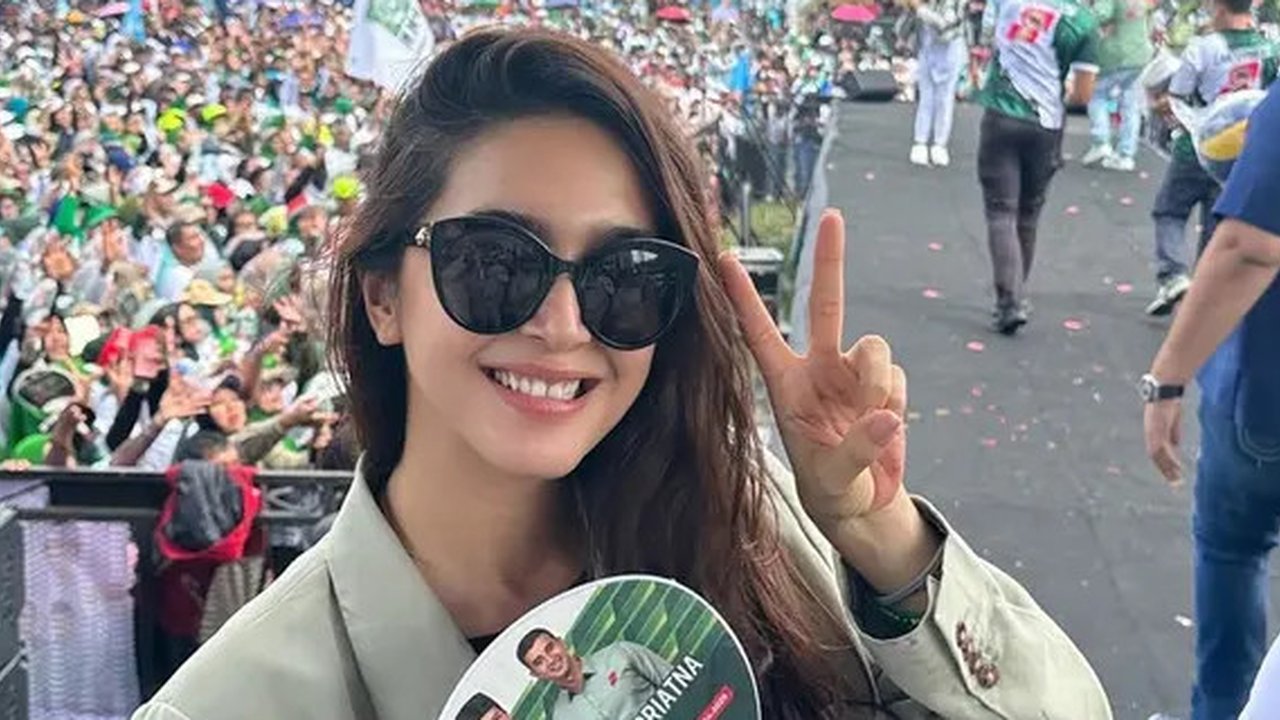 Tampil pakai blazer warna hijau, Nabila Syakieb tampil stylish. Lantaran digelar di lapangan, artis berusia 39 tahun ini memakai kacamata hitam untuk menghindari silaunya cahaya matahari. Nomor urut Dadang Supriatna-Ali Syakieb adalah nomor dua, Nabila Syakieb berpose dua jari sembari memegang kipas tangan dengan gambar Dadang Supriatna dan Ali Syakieb. (Liputan6.com/IG/@nsyakieb85)