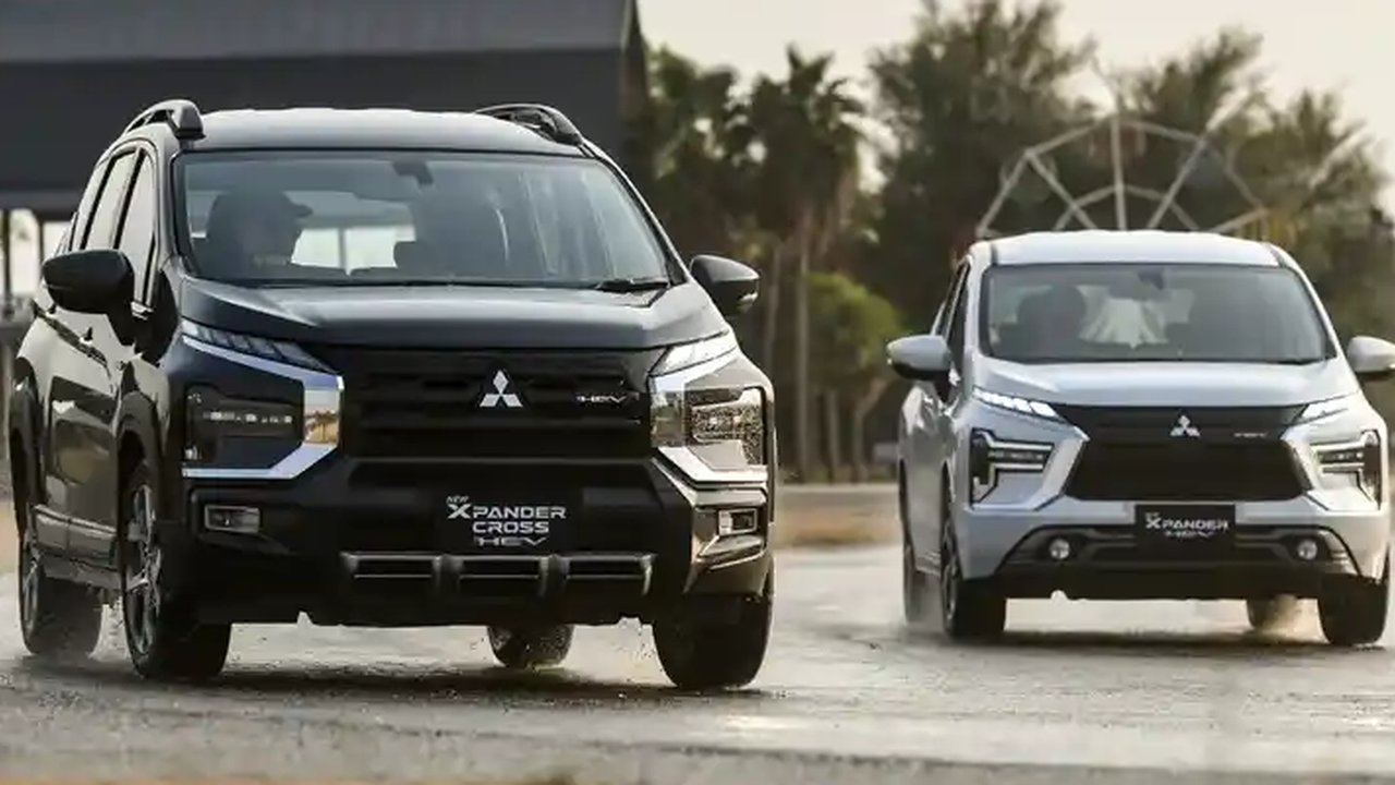 Mitsubishi Xpander Cross HEV (kiri) dan Xpander HEV (kanan).