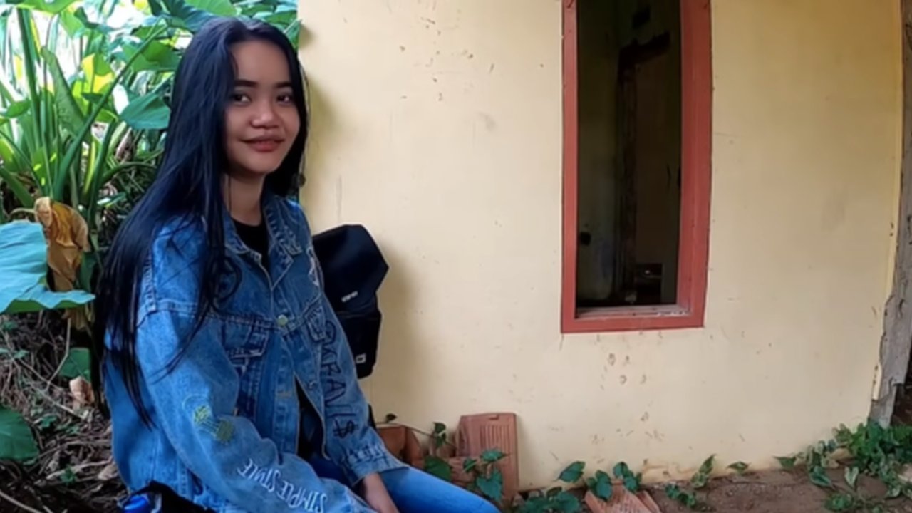 perempuan cantik tinggal di rumah terbengkalai