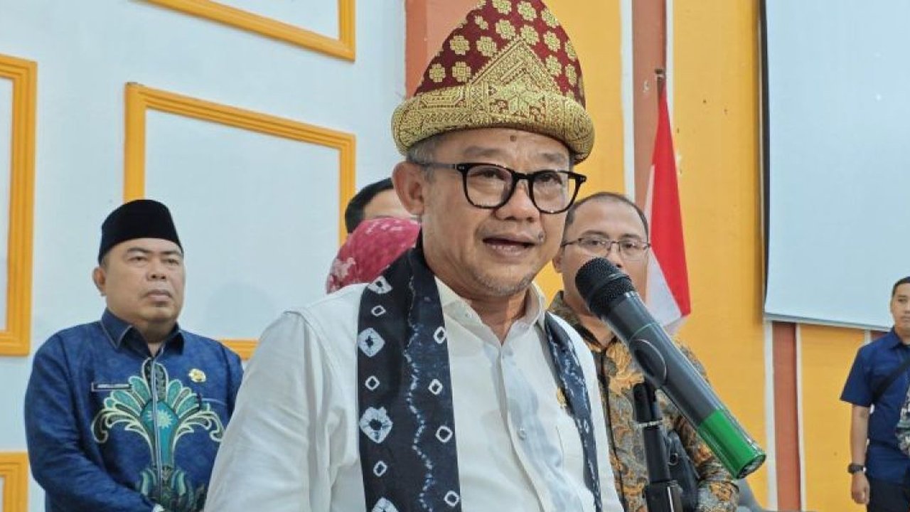 Menteri Pendidikan Dasar dan Menengah (Mendikdasmen) Abdul Mu'ti mengusulkan solusi double track guna mempercepat renovasi sekolah yang menjadi salah satu ...