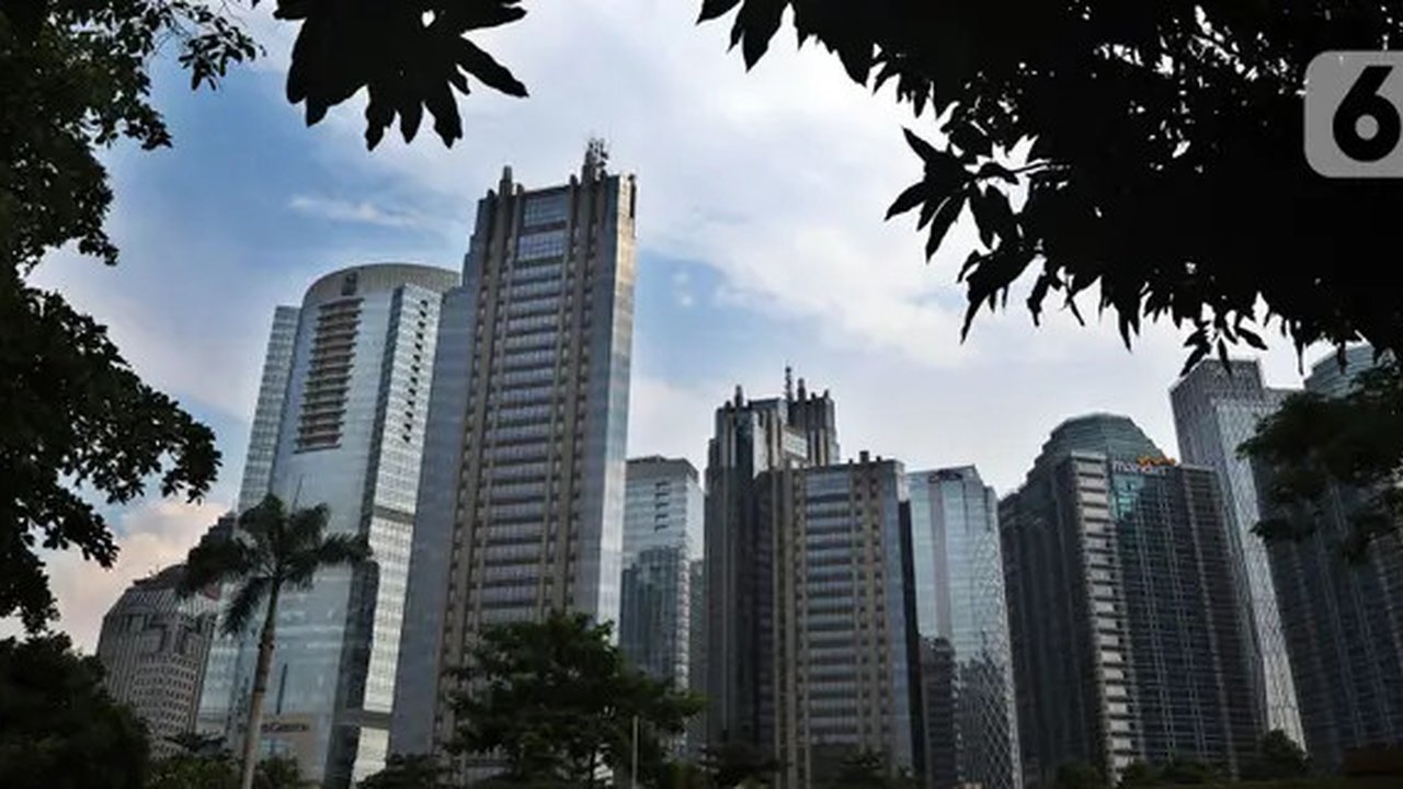 Suasana gedung perkantoran di Jakarta, Sabtu (17/10/2020). International Monetary Fund (IMF) memangkas proyeksi pertumbuhan ekonomi Indonesia 2020 menjadi minus 1,5 persen pada Oktober, lebih