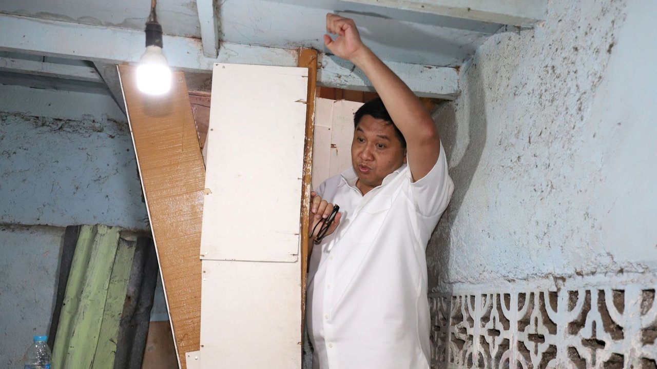 Menteri PKP Maruarar Sirait tinjau rumah Nenek Hasna di Kelurahan Tanah Tinggi, Kecamatan Johar Baru, Jakarta Pusat, Senin (11/11/2024).