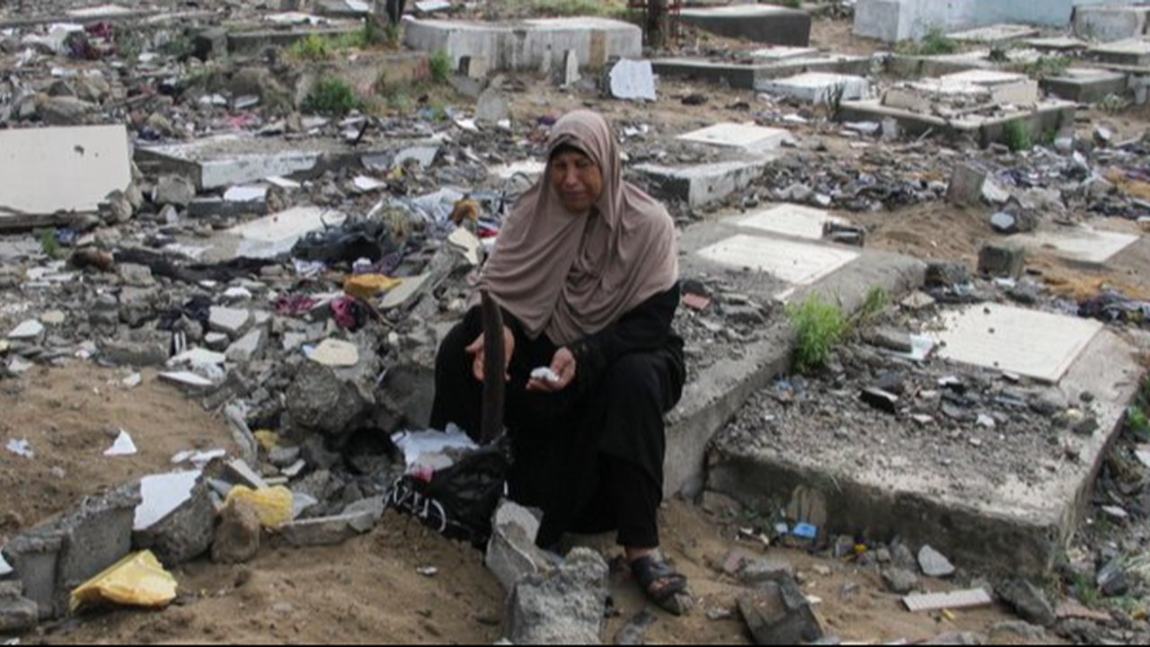 Warga Palestina berziarah ke kuburan keluarganya yang dibunuh Israel di Gaza