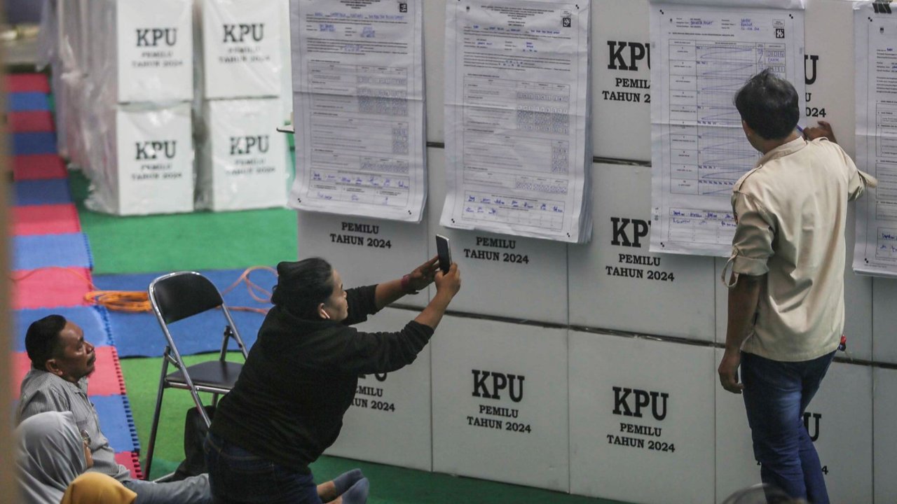 Pekerja melakukan sortir lipat surat suara DPR RI DKI Jakarta I di Gudang logistik, Jakarta, Selasa (16/1/2024). Komisi Pemilihan Umum DKI Jakarta menyampaikan per 14 Januari 2024,penyortiran dan pelipatan surat suara di DKI Jakarta telah mencapai 62,55 persen.merdeka.com/imam buhori