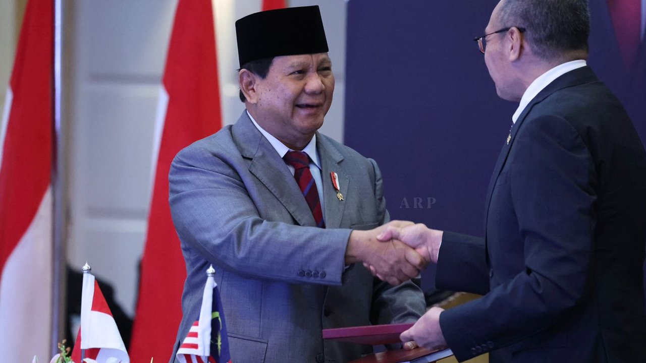 Menteri Pertahanan (Menhan) RI Prabowo Subianto dengan Menhan Malaysia Hishammuddin bin Hussein dalam rangka Sidang ke-42 General Border Committee (GBC) Malindo, Selasa (9/8/2022).(Dok. Tim Media Prabowo Subianto)