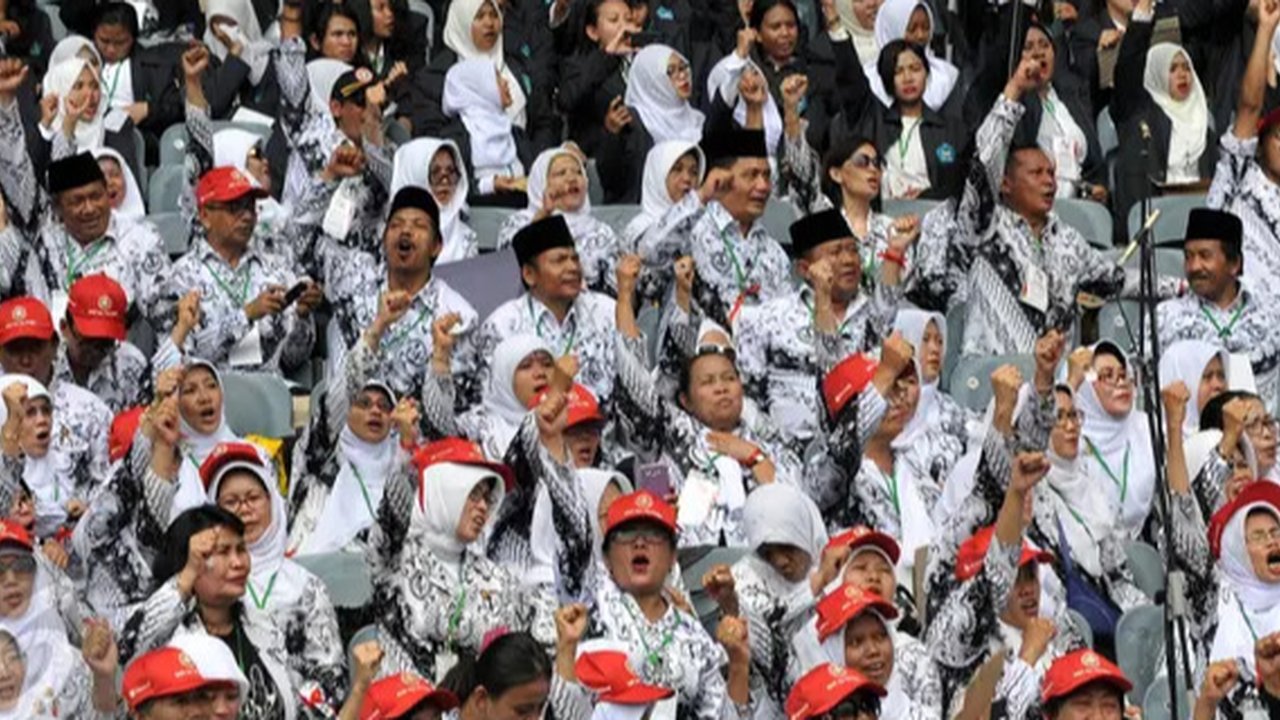 Sejumlah guru, mahasiswa dan siswa-siswi mengikuti Upacara Peringatan HUT PGRI ke-74 dan Hari Guru Nasional 2019 di Kemendikbud, Jakarta, Senin (25/11/2019). (Liputan6.com/Johan Tallo)