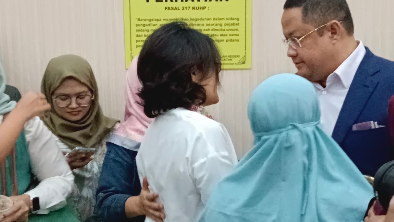 Tangis Istri Pecah Usai Hakim Tolak Praperadilan Tom Lembong