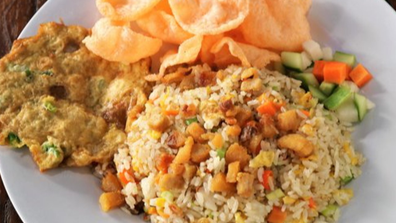 Ilustrasi nasi goreng ikan asin.