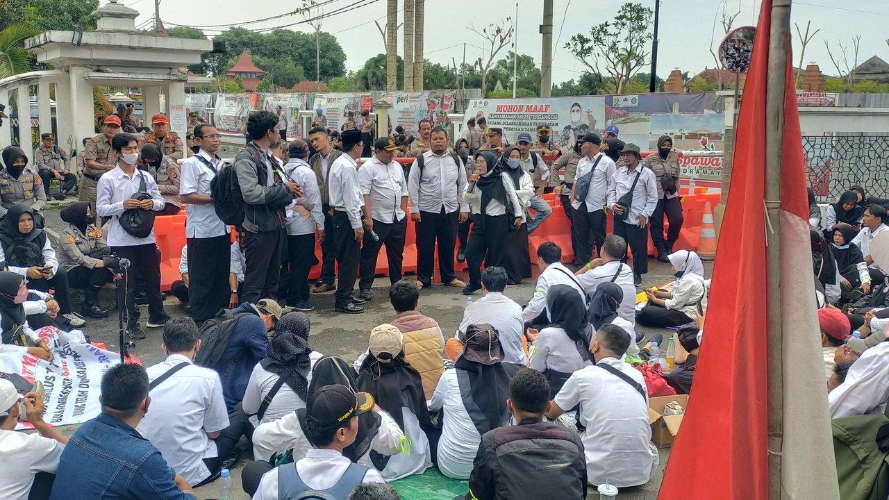 Perawilan guru honorer perempuan berorasi dihapan pendopo Kabupaten Indramayu menuntut pengangkatan PPK