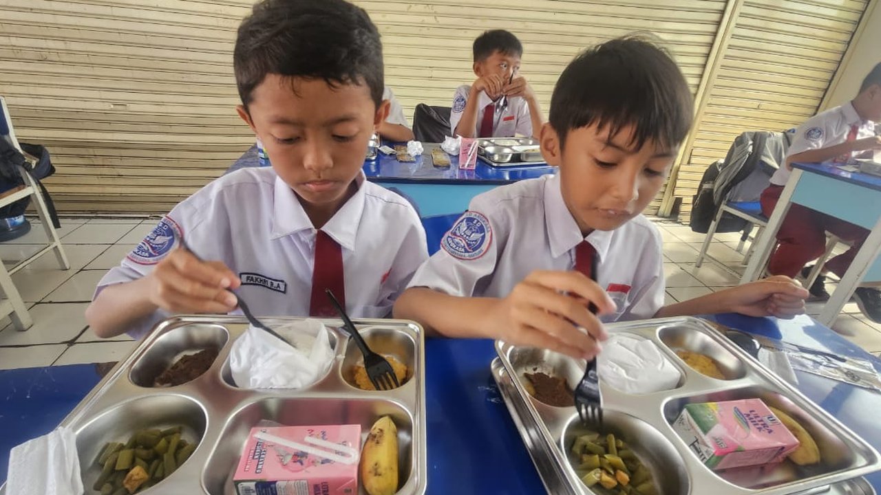 Lanud Husein Sastranegara Gelar Uji Coba Program Makan Siang Bergizi di Sekolah