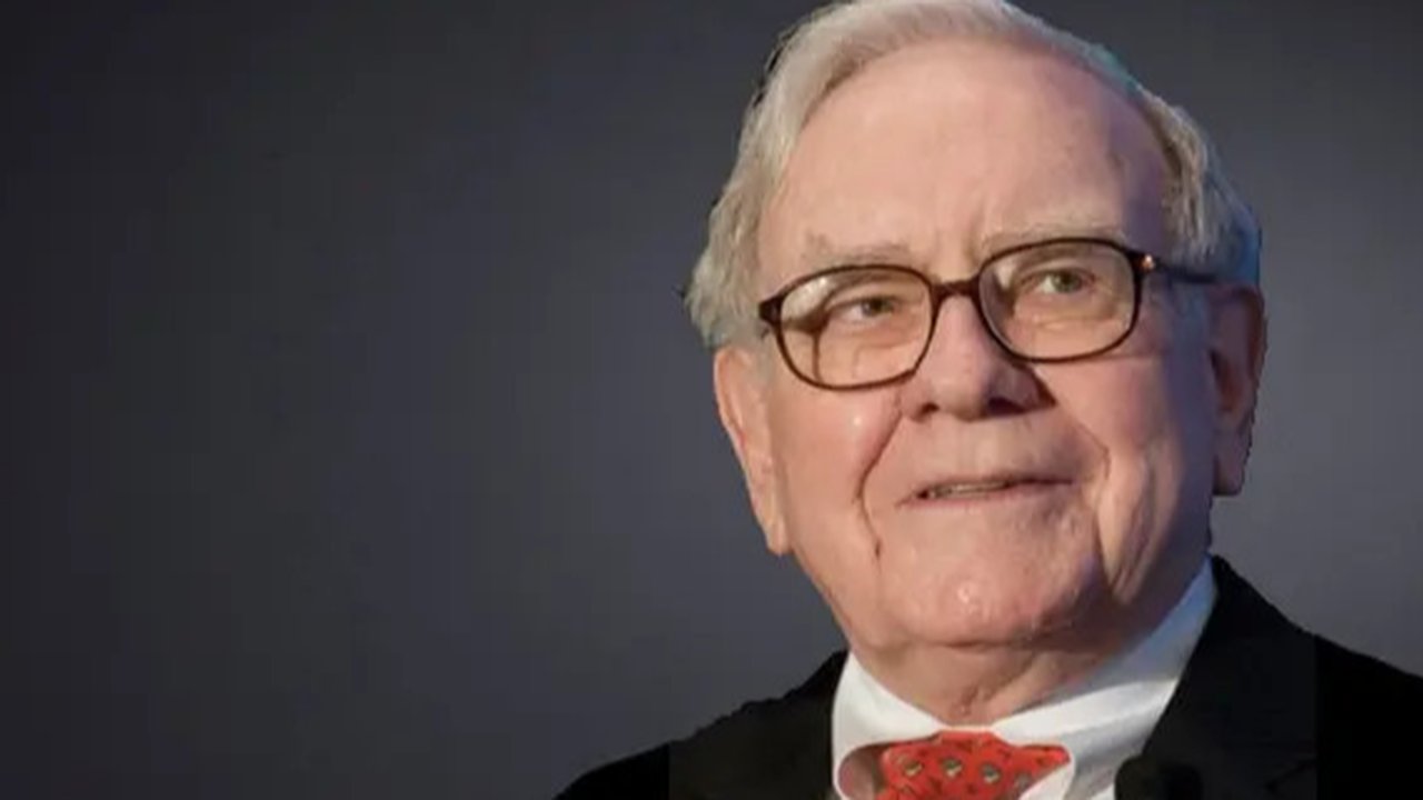 Kata Warren Buffett, kalau mau sukses sekaligus bahagia.