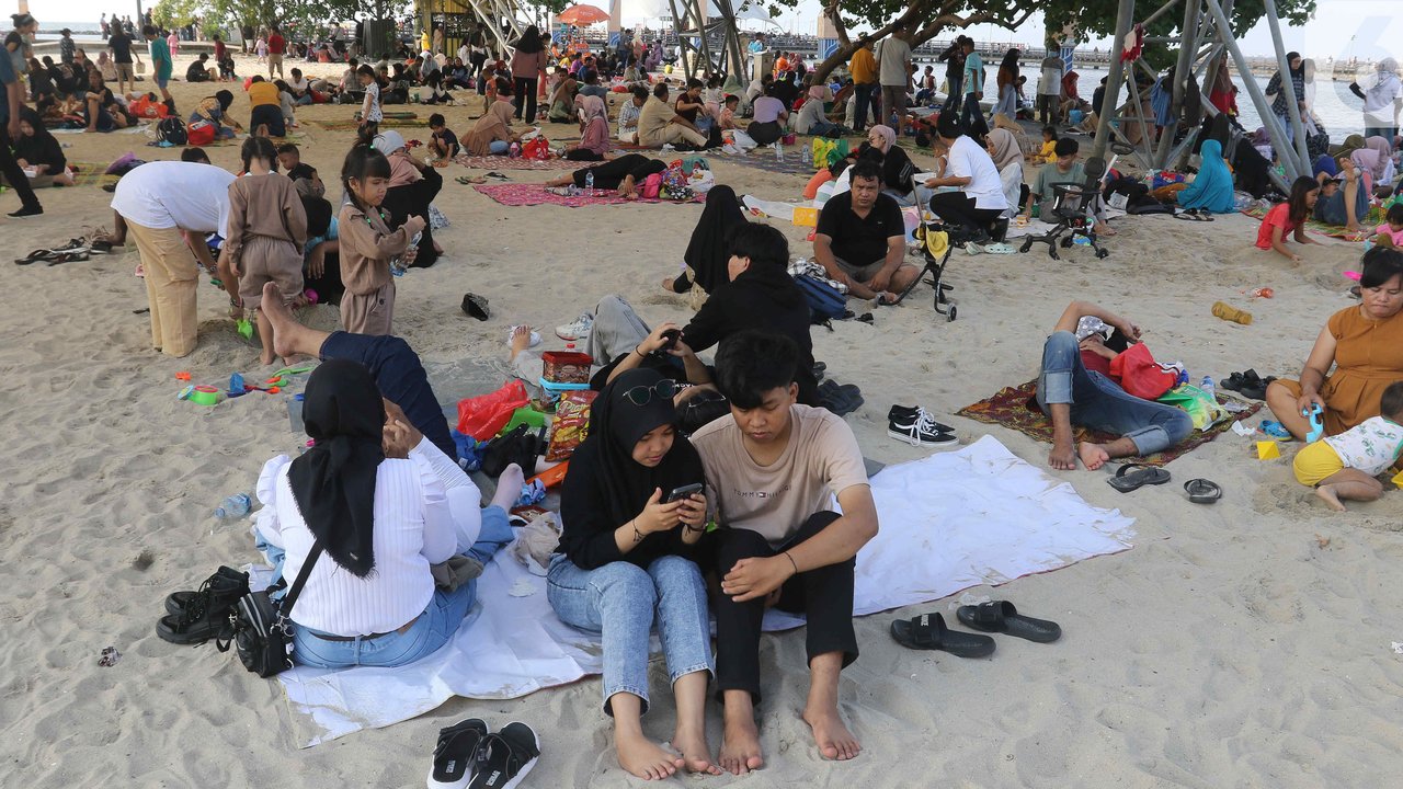 Sejumlah penjaga pantai disiagakan di berbagai titik. (Liputan6.com/Herman Zakharia)