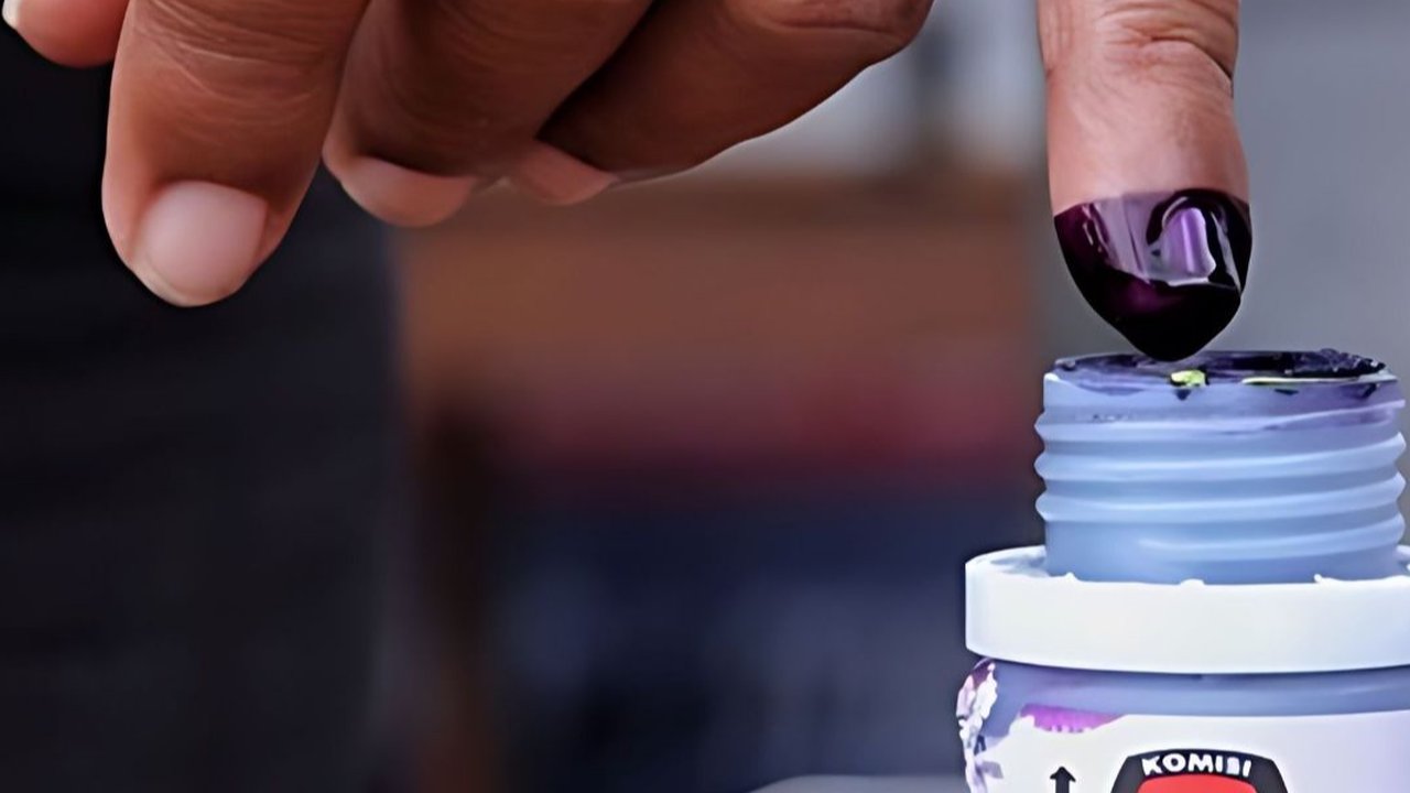 Serba-serbi Pemilu: Video Kocak Emak-emak di TPS, Salah Celup Jari ke Kopi Petugas KPPS yang Dikira Tinta