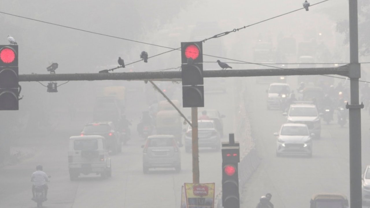 New Delhi diselimuti kabut asap beracun setiap tahun, terutama disebabkan oleh pembakaran jerami oleh petani di daerah sekitarnya untuk membersihkan ladang mereka, serta polusi dari pabrik dan lalu lintas kendaraan.