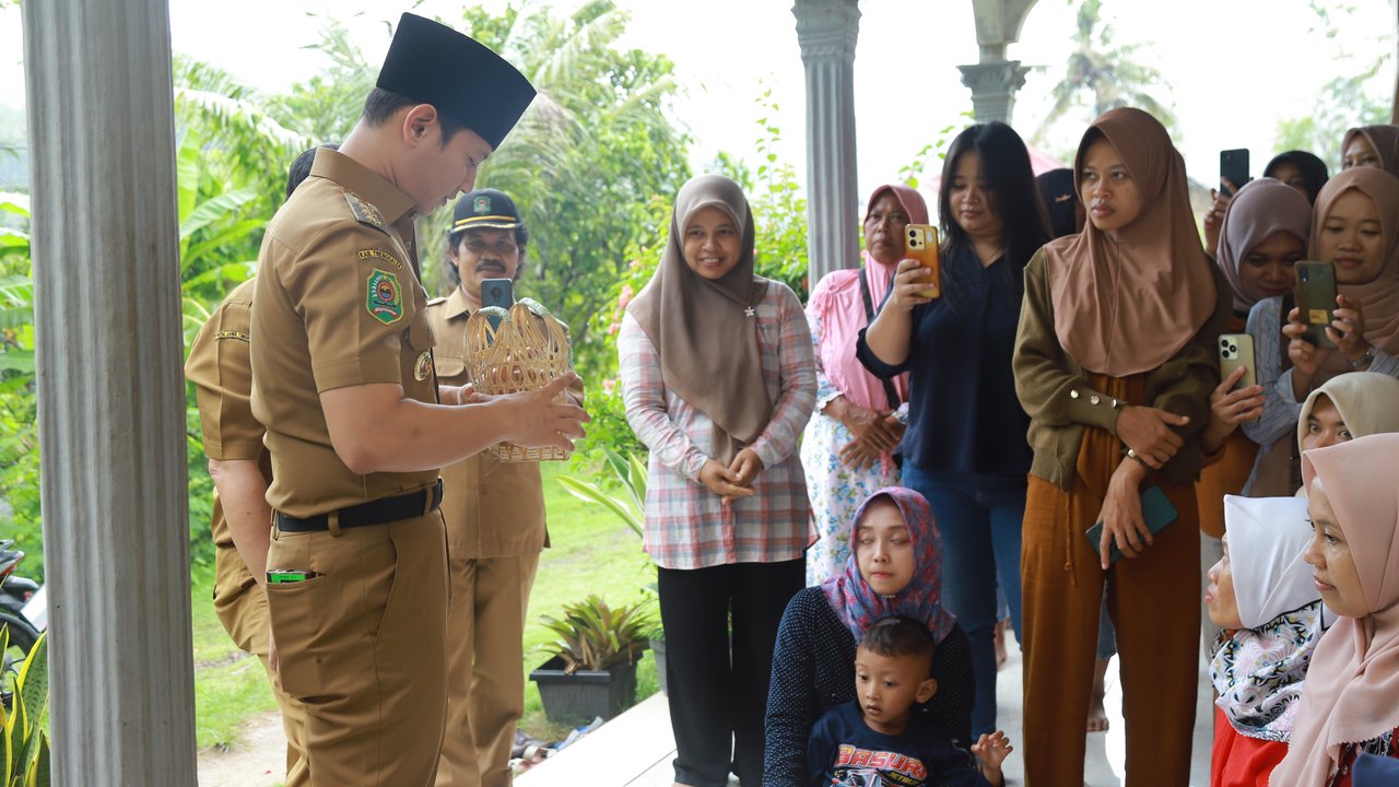 Bupati Trenggalek Mochamad Nur Arifin Serahkan Bantuan Mesin Pembelah Bambu