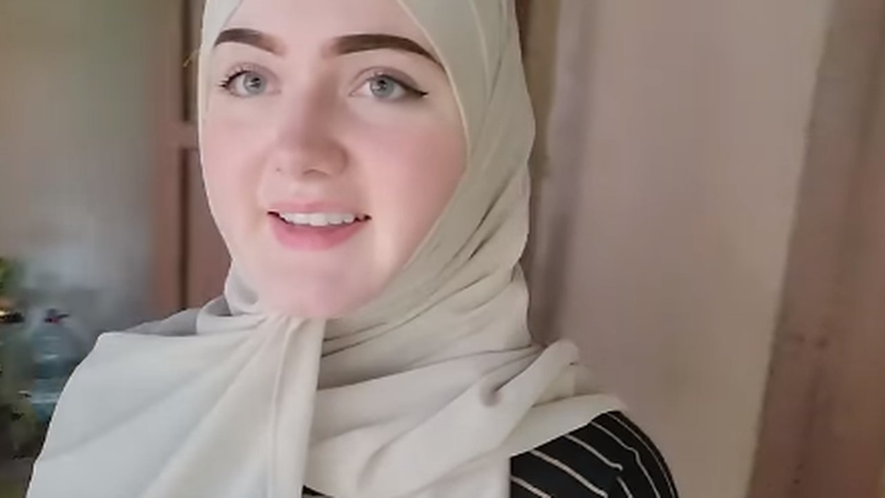 Bule Cantik Mualaf dari Amerika Belajar Ngulek Bikin Sambal Terasi 'Ini Baru Pertama Kali Seumur Hidup'
