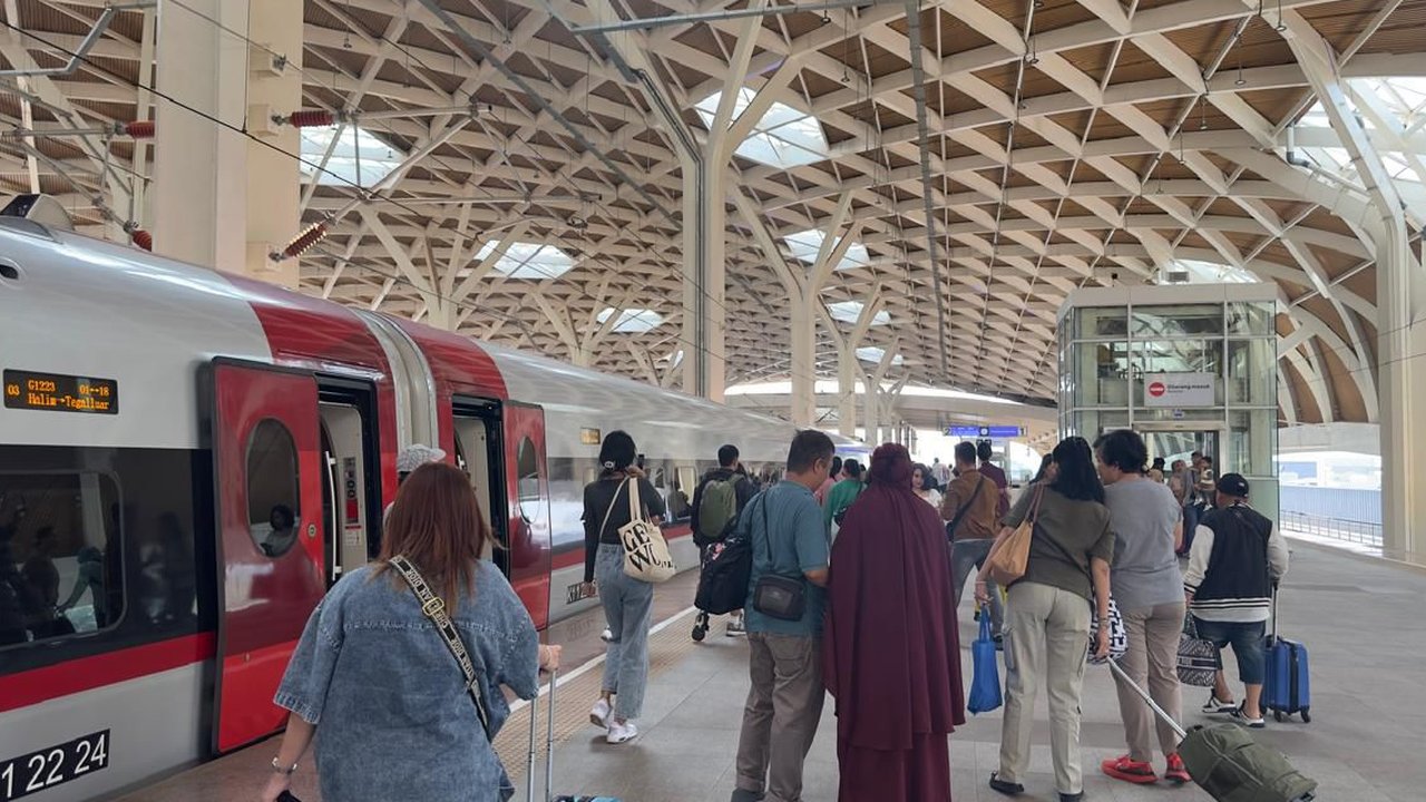 PT Kereta Cepat Indonesia China (KCIC) mencatat peningkatan signifikan penumpang Kereta Cepat Whoosh sambut libur Maulid Nabi. (Foto: KCIC)