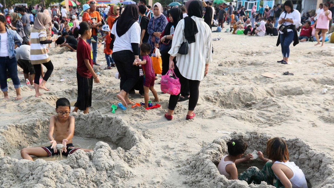 Pengunjung  saat berwisata di Taman impian jaya ancol, Jakarta, Senin (1/1/2024). Taman impian jaya ancol menjadi tempat wisata  bagi masyarakat  saat libur Tahun Baru 2024. Tercatat hingga pukul 16.00 WIB, sebanyak 118.000 masyarakat berkunjung ke taman impian jaya ancol