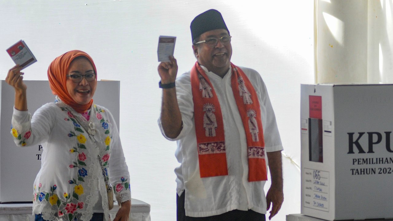 Rano Karno nyoblos di TPS 65 Lebak Bulus saat Pilkada Jakarta 2024
