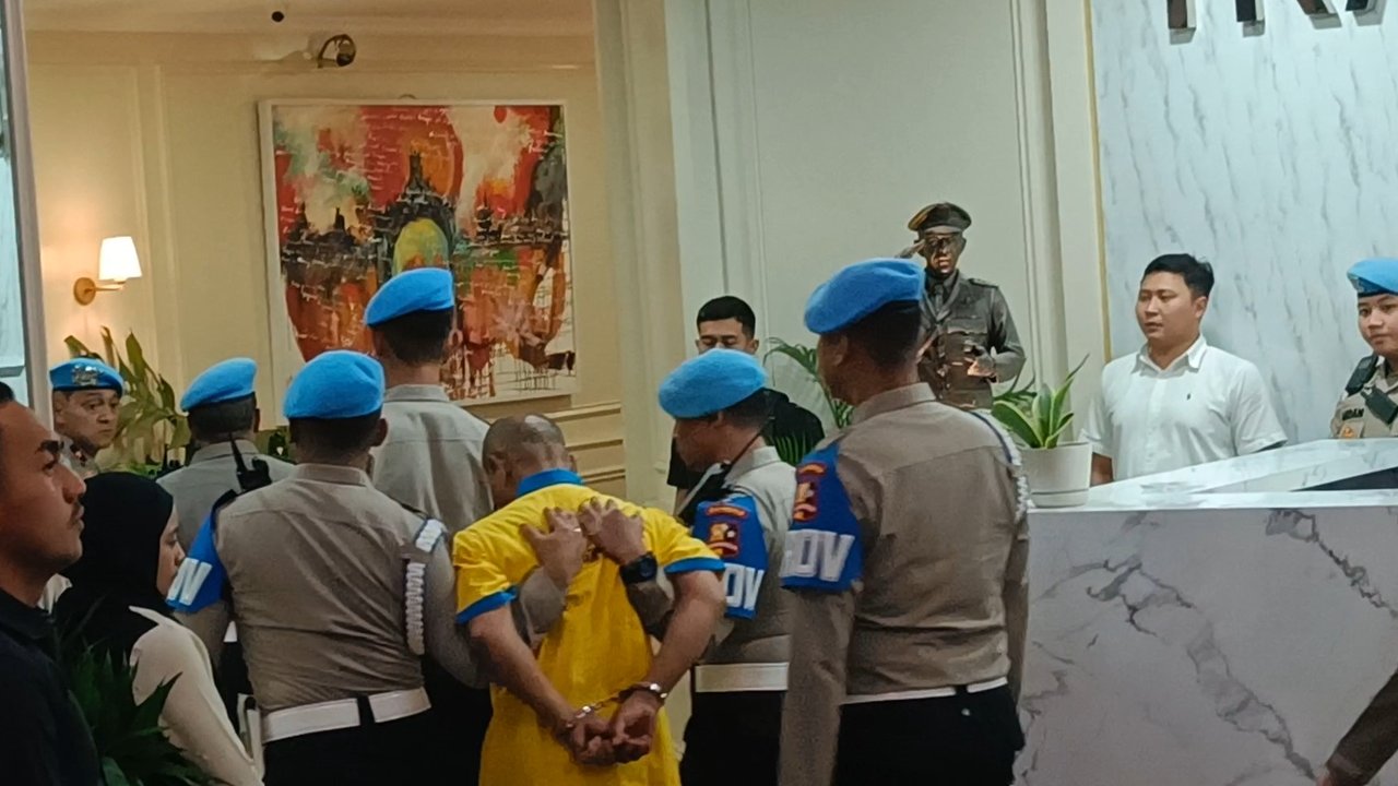 Setelah menembak rekannya hingga tewas, AKP Dadang Iskandar menembaki rumah dinas Kapolres Solok Selatan. Penembakan ini diduga terkait penindakan tambang ilegal. Bagaimana kronologi dan apa motif penembakan tersebut?