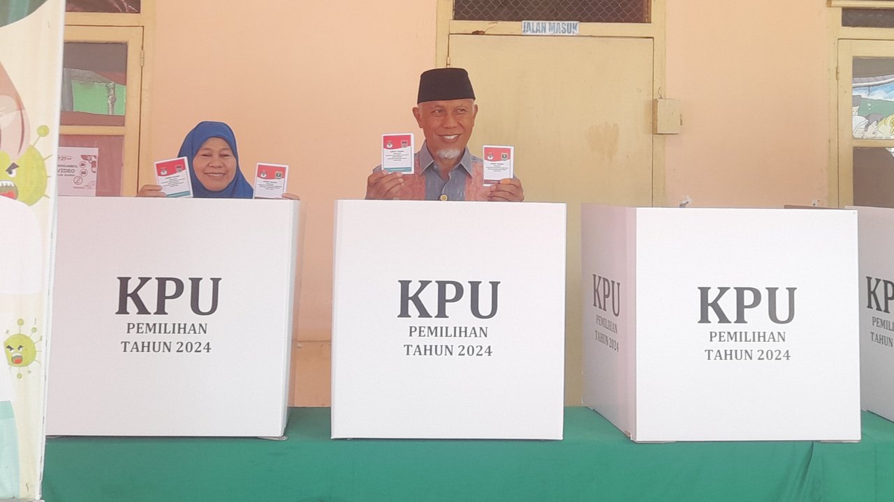 Cagub Mahyeldi Bareng Istri Nyoblos Pilgub Sumbar