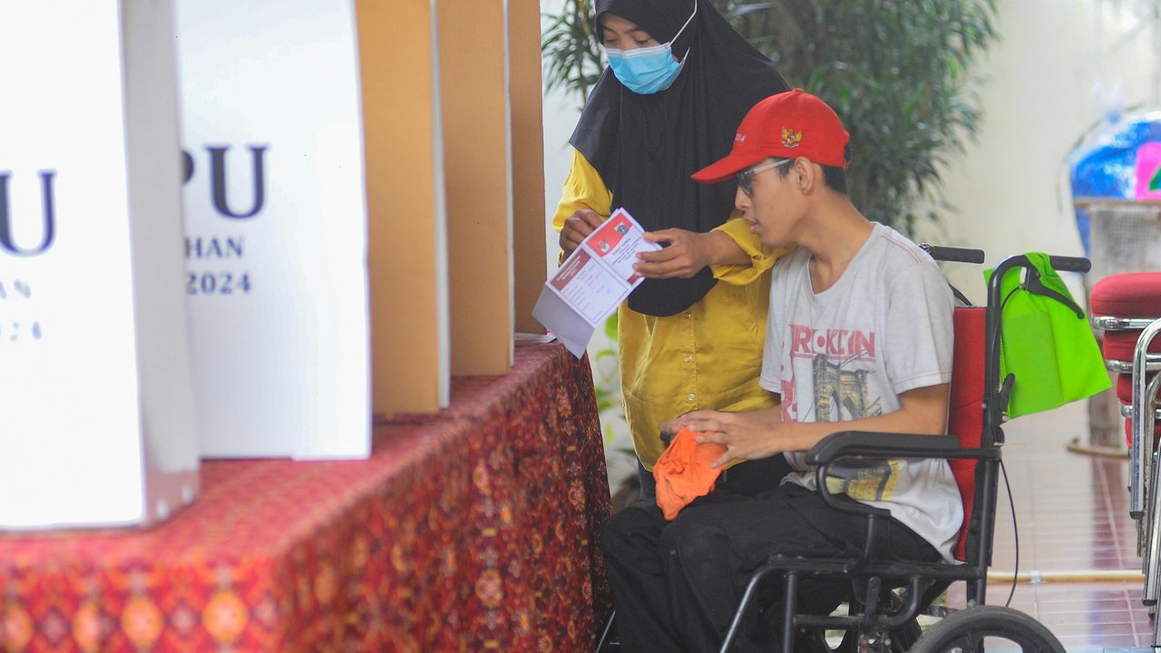 Penyandang difabel saat menggunakan hak pilihnya pada Pilkada Serentak 2024 di TPS 31 Lebak Bulus, Jakarta Selatan, Rabu (27/11/2024).