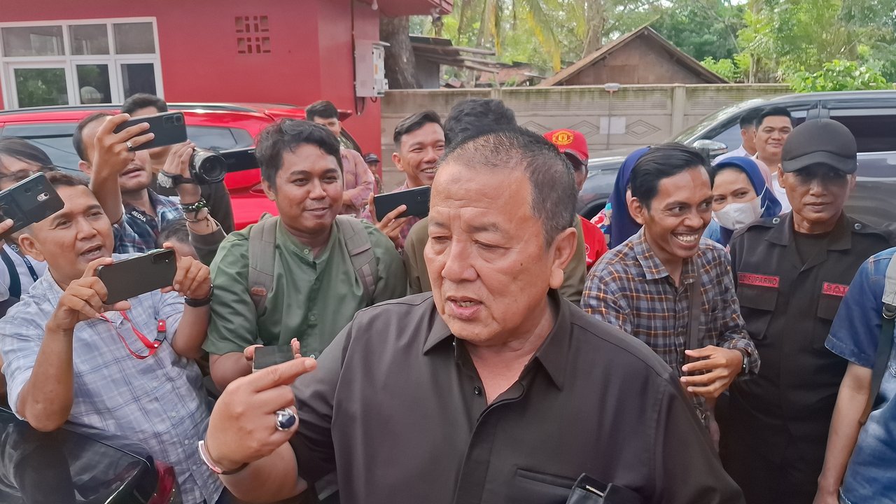 Ketua DPD Golkar Lampung, Arinal Djunaidi merima B1 KWK dari PDI Perjuangan berpasangan dengan Sutono sebagai bakal calon gubernur. Foto : (Liputan6.com/Ardi).